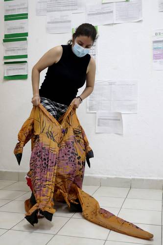  La doctora Josefina Valadez da vida a Vacuno Rex, que no sólo ameniza las jornadas de vacunación contra el Covid-19 en la alcaldía Benito Juárez, sino que promueve una campaña en favor de la salud de la población. Foto Roberto García Ortiz
