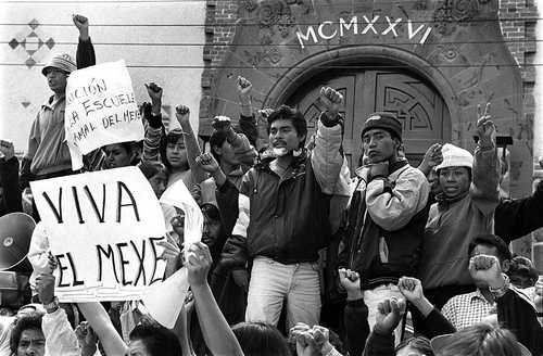 La reapertura de la escuela es un logro inicial, asegura el dirigente de la sección 15 de la CNTE. En imagen de archivo, estudiantes y pobladores municipales.