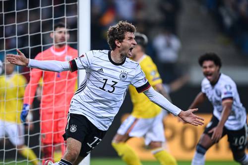 El delantero Thomas Müeller mostró su olfato de goleador al cazar un balón en el área chica para marcar el tanto del triunfo para los alemanes.