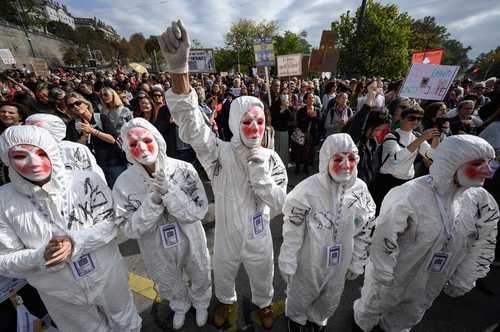 Manifestantes enmascarados participaron en la marcha contra la “dictadura sanitaria” llevada a cabo en Ginebra, Suiza.