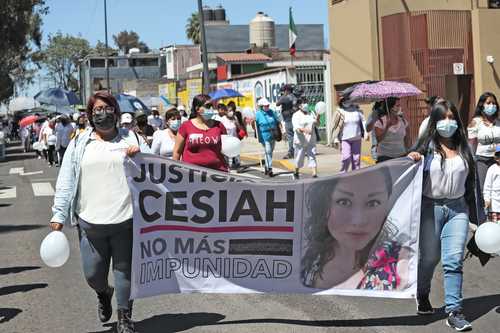 Familiares, vecinos y amigos de Cesiah Chirinos, cuyo cuerpo fue encontrado en la carretera Chalco-Mixquic, exigieron a la Fiscalía General de Justicia de la Ciudad de México investigar a fondo el feminicidio, ya que hasta el momento sólo hay un detenido que no ha querido declarar. La mujer y su pareja fueron atacados por cinco sujetos el 1º de octubre.