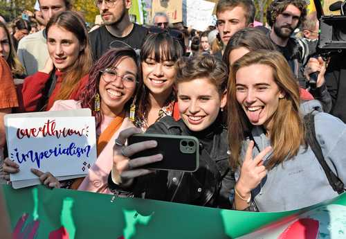 Asistentes a la movilización de ayer en Bélgica para exigir la reducción de las emisiones de carbono.