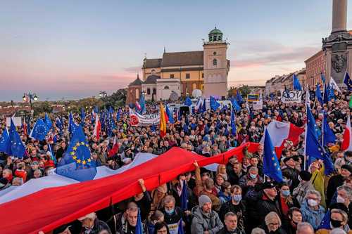 “¡Nos quedamos!” corearon ayer miles de personas en Varsovia, en referencia a su desacuerdo de un eventual rompimiento con la Unión Europea.
