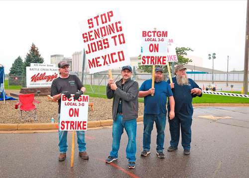 Trabajadores de Kellogg’s en Michigan protestaron la semana pasada contra la amenaza de la empresa de trasladar a México más áreas de producción. Este año han estallado unas 12 huelgas que involucran a 22 mil 300 empleados en Estados Unidos.