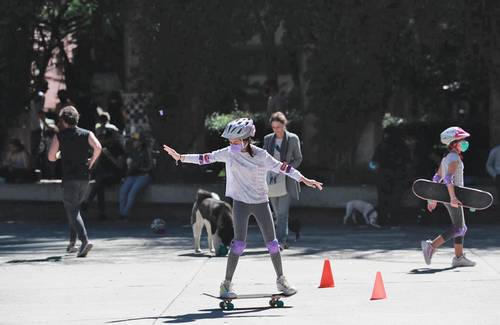 Como cada domingo, decenas de familias acudieron al parque México de la colonia Condesa, donde las personas mayores soltaron el estrés, las de edad mediana pasearon a sus mascotas y los más chicos mostraron sus habilidades.