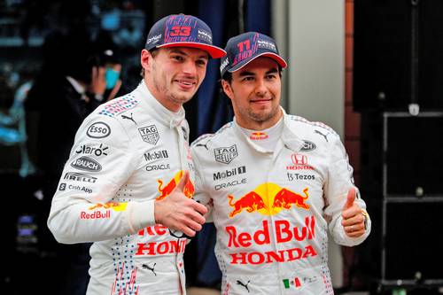El holandés Max Verstappen y Sergio Pérez, ambos de Red Bull, subieron ayer al podio al culminar la carrera en segundo y tercer puestos en el Parque Intercity de Estambul.
