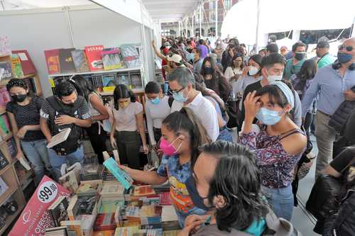 La feria articula más de 200 eventos entre presentaciones de libros, charlas, debates y conciertos. En la imagen, aspecto del segundo día de actividades.