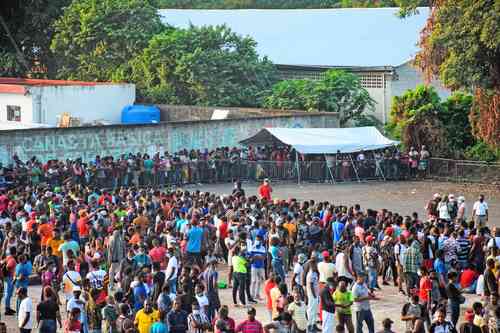 Luego de que la Comar anunciara la reapertura de su sistema de citas, migrantes acudieron en masa al Estadio Olímpico de Tapachula, Chiapas.