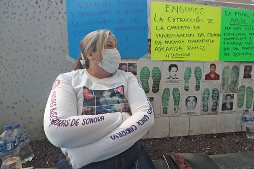 HUELGA DE HAMBRE FRENTE A LA FGR. Cecy Patricia, integrante del colectivo Madres Buscadoras de Sonora, frente a las instalaciones de la Fiscalía para exigir la búsqueda de sus familiares.