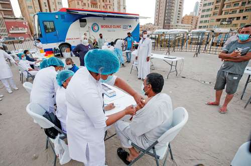 Un hombre recibe una dosis contra el Covid-19 durante la campaña masiva de inmunización en el distrito de Bneid Al-Gar de la ciudad de Kuwait.