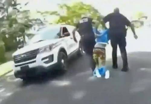 En imagen captada de video, el momento en que Clifford Owensby es arrastrado fuera de su vehículo por policías de Dayton, Ohio.