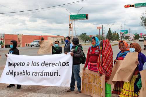 Rarámuris de Bocoyna y Urique, durante una protesta el 4 de octubre frente a los juzgados penales del distrito Benito Juárez en Chihuahua.