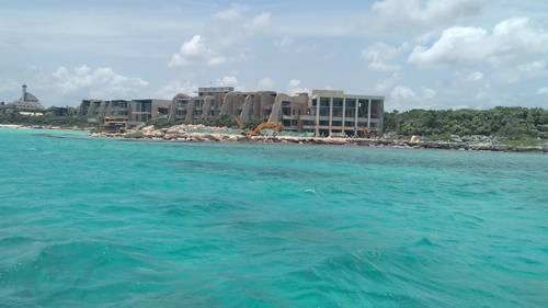 Estructuras de concreto han sido colocadas por desarrolladores de Grupo Xcaret para la construcción de una escollera en Playa del Carmen, Quintana Roo, como parte del proyecto Sol de Selva.