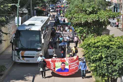 Familiares y amigos del activista Arnulfo Cerón, asesinado hace dos años, marcharon ayer en el municipio de Tlalpa, Guerrero.