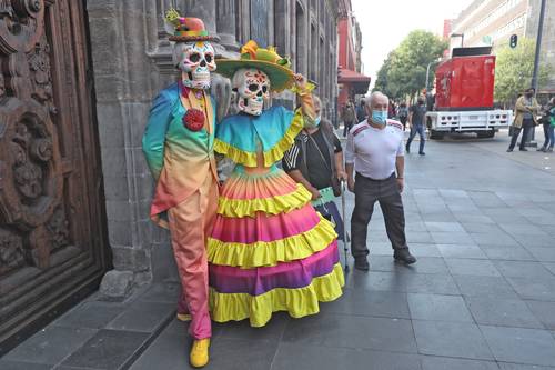 El Catrín y la Catrina se hicieron presentes durante la presentación del Desfile Internacional del Día de Muertos 2021 en el Museo de la Ciudad de México.