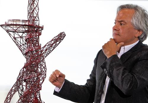  Anish Kapoor, en marzo de 2010, con el modelo a escala de su escultura Órbita Arcelor Mittal, obra de acero en rojo que engalanó el Parque Olímpico de la capital británica. Foto Ap