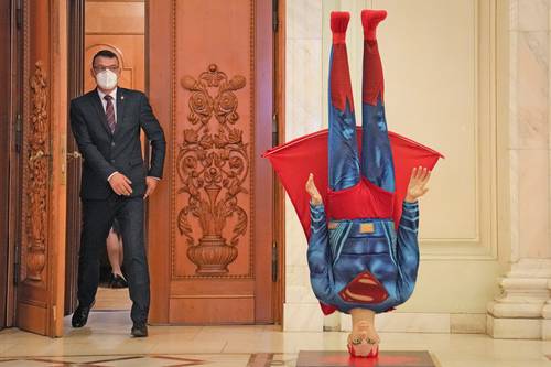 La historia aparecerá el mes próximo. En la imagen, un Superman en el parlamento rumano.