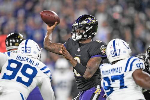 Lamar Jackson conectó pase de touchdown de cinco yardas a Marquise Brown en la prórroga para dar a los Cuervos de Baltimore una victoria 31-25 sobre los Colts de Indianápolis en el Monday Night de la NFL. Jackson lanzó para 442 yardas, un récord personal, y cuatro anotaciones, incluido un par de pases cortos a Mark Andrews en el último cuarto, en el que los Cuervos remontaron un marcador de 25-9. Andrews también atrapó el balón en dos intentos de conversión de dos puntos en esa furiosa ofensiva. Baltimore sufrió ante el intento de gol de campo de 47 yardas del potro Rodrigo Blankenship en la última jugada del tiempo regular, pero falló, lo que provocó que se jugara un periodo extra. Los Cuervos (4-1) se quedaron en solitario con el liderato de la División Norte de la AFC, después de las derrotas de Cleveland y Cincinnati el pasado domingo.