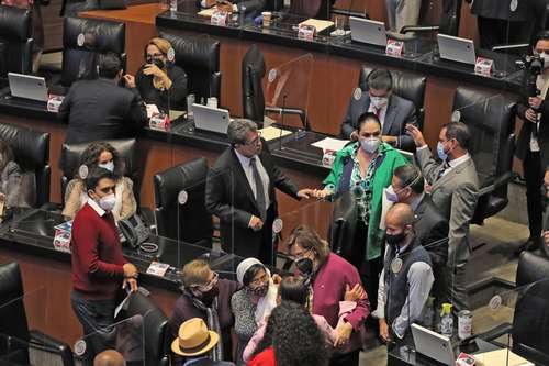 El Senado aprobó ayer reformas a la Ley General de Salud y un llamado al INE para que aplique de forma estricta la norma sobre revocación de mandato.