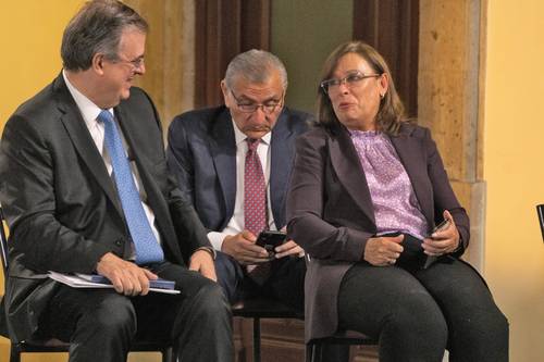 CAMARADERÍA. El canciller Marcelo Ebrard; el secretario de Gobernación, Adán Augusto López, y la titular de la Secretaría de Energía, Rocío Nahle, ayer antes de dar inicio la conferencia de prensa matutina en Palacio Nacional.