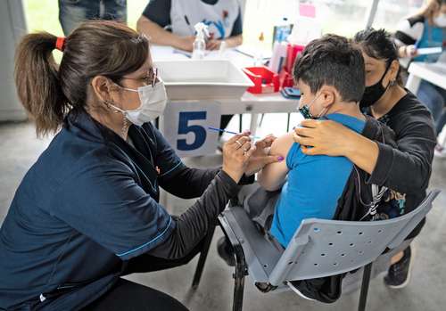 En la ciudad de Avellaneda, Argentina, jornada de vacunación a niños de tres a 11 años con el biológico desarrollado por el laboratorio chino Sinopharm.