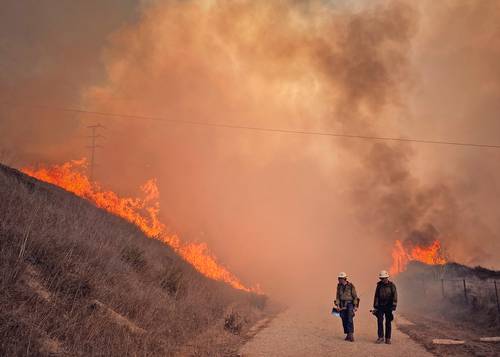 El equipo de bomberos del condado de Santa Bárbara, California, combate el fuego con fuego y quema algunas áreas de hierba a lo largo de la autopista 101 norte del cañón del Arroyo Hondo de dicho condado. El incendio forestal ha destruido más de 23 kilómetros cuadrados.