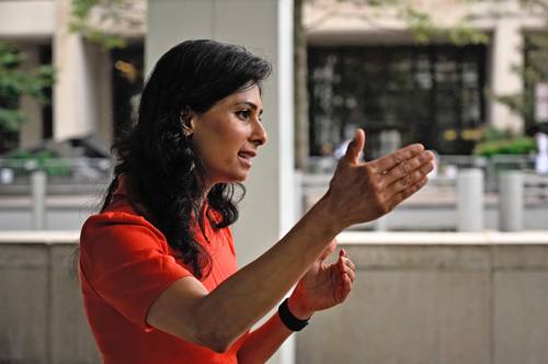 El aumento en el precio de la energía ya afecta a los hogares, reconoció la economista en jefe del FMI, Gita Gopinath.