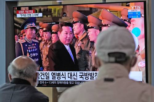 El líder norcoreano, Kim Jong-un, supervisó una inusual exhibición de sistemas de armas y prometió desarrollar unas fuerzas armadas “invencibles”, tras acusar a Estados Unidos de crear tensiones y de no tomar medidas para demostrar que no tiene intenciones hostiles hacia su país, reportó la prensa estatal ayer. En un aparente intento por crear una división entre Washington y Seúl, Kim también señaló que su objetivo de reforzar sus fuerzas armadas no va en contra de Corea del Sur y que no debería haber otra guerra entre los pueblos coreanos. Kim pronunció su discurso el lunes en el acto de celebración por el 76 aniversario del Partido de los Trabajadores. En la imagen, el líder de Corea del Norte aparece en pantalla de televisión que transmite noticias en una estación de tren de Seúl.