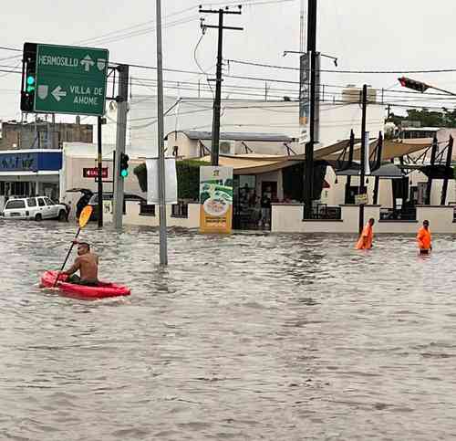 Los aguaceros provocados por la aproximación del meteoro Pamela saturaron los recolectores pluviales, lo que causó inundaciones en calles de Los Mochis, cabecera municipal de Ahome, Sinaloa.