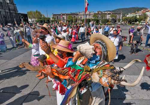 Integrantes del Consejo Indígena del estado de México realizaron ayer una ceremonia en la Plaza de lo Mártires en Toluca, donde pidieron devolver a España la estatua de Cristóbal Colón y que las las autoridades atiendan sus demandas.