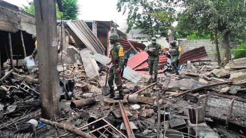 Elementos del Ejército Mexicano remueven los escombros de una fábrica clandestina de pirotecnia que explotó en el municipio de Ticul, Yucatán, la ma-drugada del martes; en el lugar fallecieron Carlos Brito y su esposa Teresa de Jesús Chab, ambos de 66 años, quienes eran dueños del lugar. Personal de Seguridad Pública, Policía municipal y Guardia Nacional acordonaron la zona 200 metros a la redonda y evacuaron a 70 personas de 20 predios colindantes.