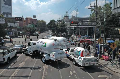 Surtidores de gas bloquearon con sus pipas el Eje 5 Eugenia, en su cruce con Insurgentes, frente al edificio de la Secretaría de Energía.