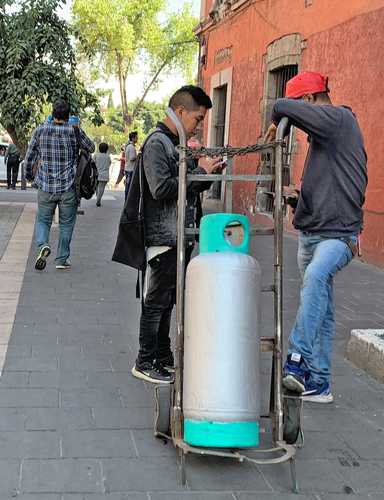 La distribución de gas LP en Cuauhtémoc tampoco se vio afectada por el paro. En esta imagen, dos repartidores están a la espera de entregar su preciada carga.