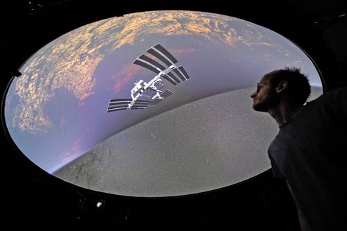 Investigadores de la Escuela Politécnica Federal de Lausana, Suiza, lanzaron ayer un software que permite visitas virtuales al cosmos, incluida la Estación Espacial Internacional, la Luna, Saturno, exoplanetas y galaxias. Llamado Proyecto Universo de Realidad Virtual, reúne el conjunto de datos más grande del universo para crear visualizaciones panorámicas tridimensionales del espacio. Hadrien Gurnel, uno de sus creadores, explora el mapa 3D más detallado del universo.