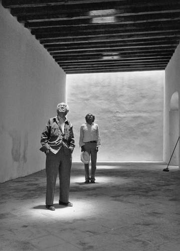 Manuel Álvarez Bravo y Francisco Toledo, en el Centro Fotográfico Manuel Álvarez Bravo, en Oaxaca, 1996. Imagen de la exposición Lu’Diani. Francisco Toledo y la fotografía, que se presenta en el Colegio de San Ildefonso.