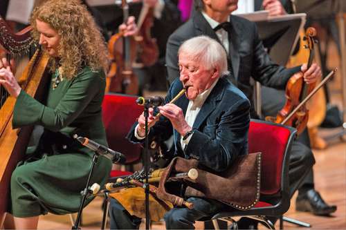 El músico y fundador del grupo de folk The Chieftains, Paddy Moloney, reconocido por su dominio de instrumentos folclóricos de Irlanda, falleció a los 83 años. Ganador de seis Grammy con su banda, legó varias bandas sonoras para filmes como Pandillas de Nueva York (Martin Scorsese), Barry Lyndon (Stanley Kubrick) y Corazón valiente (Mel Gibson), entre otras.