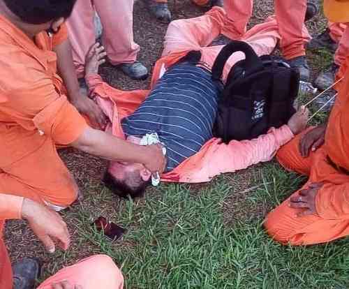 Ricardo Hernández, líder cetemista en Tabasco, informó que algunos sujetos que “forman parte de seudosindicatos” que a la brava quieren trabajar en la refinería dispararon armas de fuego. En la imagen, un hombre recibe atención de sus compañeros luego de resultar herido durante los enfrentamientos ocurridos en los alrededores de Dos Bocas.