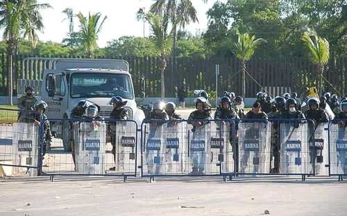 Elementos de la Marina vigilan entrada a la refinería de Dos Bocas, en Tabasco, tras enfrentamiento entre trabajadores en paro y agentes del orden.