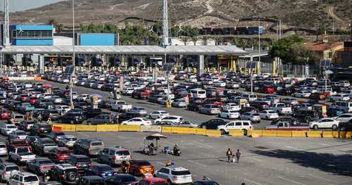 Espera de automovilistas para ingresar a Estados Unidos por el puente fronterizo de Tijuana, ayer.