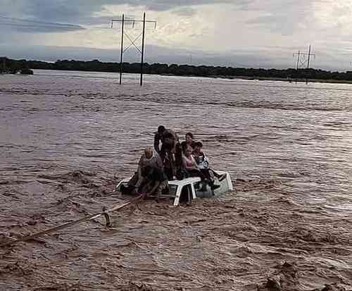  Una familia quedó atrapada en la autopista Tepic-Villa Unión, luego de ser arrastrados por la corriente del río Acaponeta que se desbordó por los aguaceros que dejó Pamela en Nayarit. Foto cortesía Antonio Vera