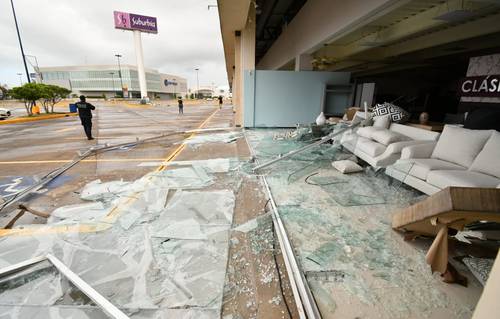  Algunos establecimientos del centro comercial Gran Plaza Mazatlán, en la Zona Dorada, resultaron con daños luego del paso del huracán Pamela por Sinaloa. Foto cortesía de El Debate