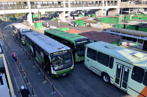 Usuarios del paradero esperan que luego de las obras haya más orden y seguridad.