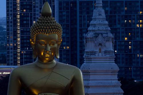 La estatua de un Buda gigante de 69 metros de altura en posición de loto es una de las principales atracciones del templo Wat Paknam Phasi Charoen, situado cerca de la capital de Bangkok, en Tailandia. Ante la disminución de contagios de Covid-19 y el relajamiento de las medidas sanitarias, las autoridades prevén inaugurar la figura elaborada con cobre y oro pintado en 2022.