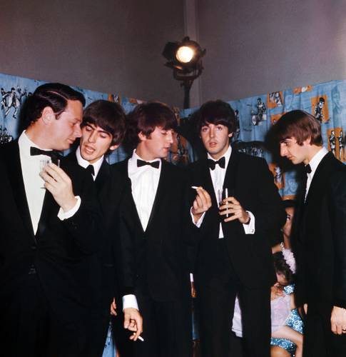 El cuarteto británico y su mánager Brian Epstein en 1964.