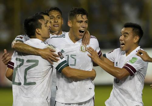 Héctor Moreno anotó el primer gol en el triunfo de visita 2-0 sobre El Salvador.