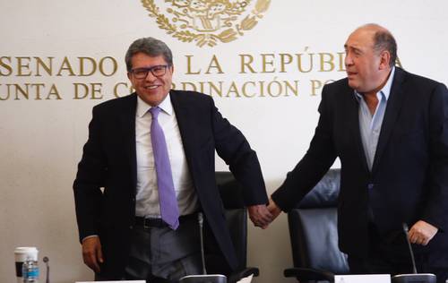 Ricardo Monreal (Morena, izquierda) y Rubén Moreira (PRI), presidentes de las juntas de coordinación política de las cámaras de Senadores y Diputados, respectivamente, ofrecieron una conferencia de prensa con el fin de anunciar que impulsarán un parlamento abierto dual para la discusión de la reforma eléctrica.