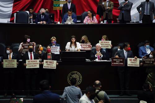 Diputados panistas protestan durante la comparecencia del secretario de Agricultura y Desarrollo Rural, Víctor Manuel Villalobos Arámbula. Dijeron que el agro está en abandono y que faltan apoyos a la productividad; exigieron combate a plagas.