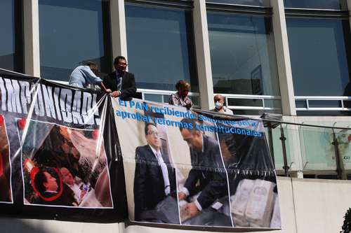 Senadores de Morena colocan manta en el Patio del Federalismo en el Senado donde se muestra a Francisco García Cabeza de Vaca, gobernador de Tamaulipas, y a Francisco Domínguez Servién, ex gobernador de Querétaro, acompañados de Emilio Lozoya Austin en respuesta a una pancarta que pusieron antes lesgisladoras panistas.