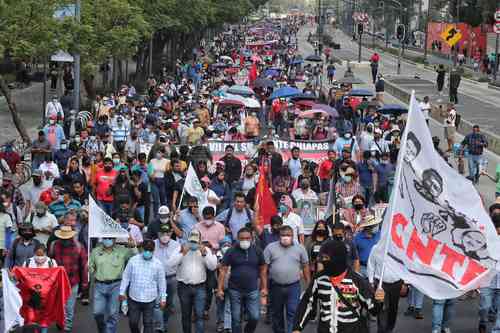 La asamblea de pensionados de la CNTE anunció ayer que continuarán con sus “acciones políticas”. En la imagen, marcha nacional al Zócalo del 2 de junio pasado.