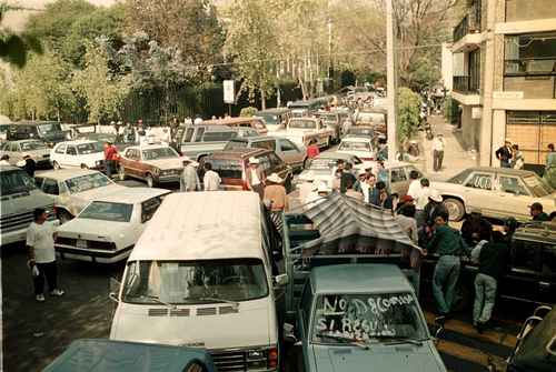 Momento en una de las múltiples movilizaciones de tenedores de autos chocolates en el país.